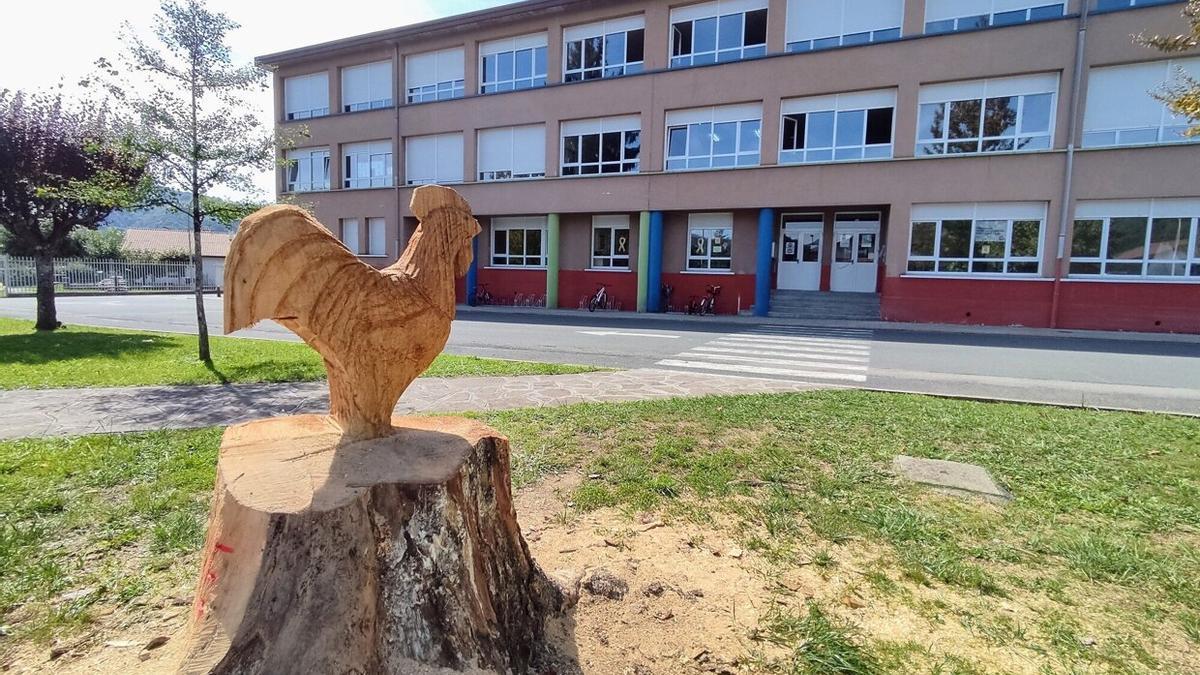 Moztutako zuhaitzarekin oilar eder bat zizelkatu dute.