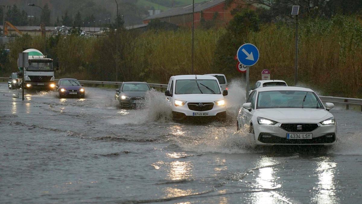 Las intensas lluvias en Bizkaia provocan balsas de agua en algunas carreteras