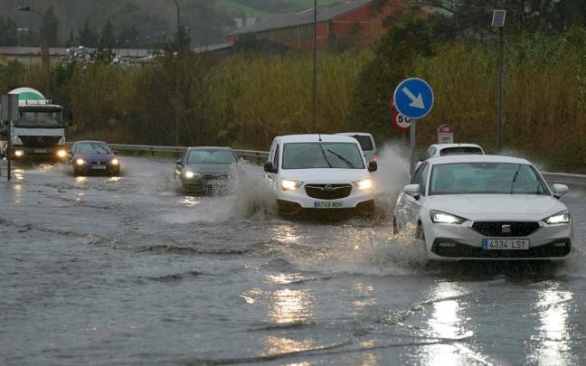 Las intensas lluvias en Bizkaia provocan balsas de agua en algunas carreteras