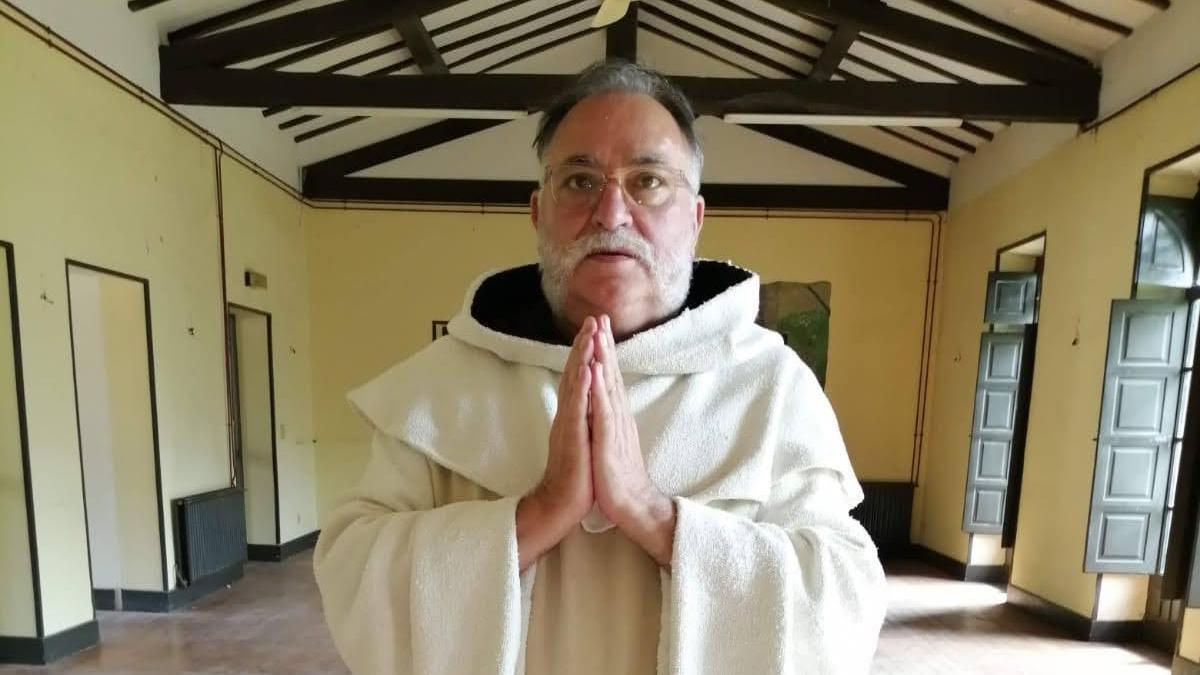 A sus 70 años, el escaparatista Mikel Gainza se viste de monje en ‘El internado’.