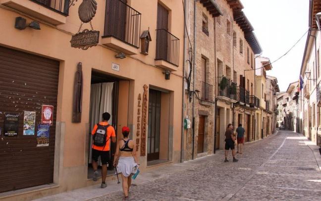 Peregrinos se disponen a entrar a un albergue de Estella Peregrinos se disponen a entrar a un albergue de Estella