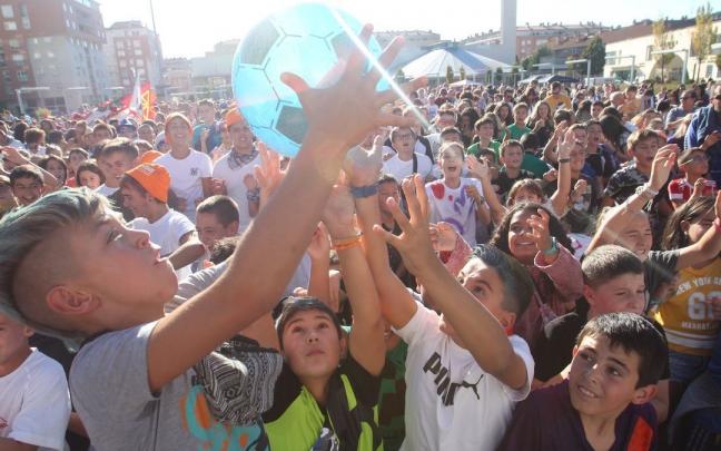 Niños cogiendo los regalos repartidos tras el lanzamiento del cohete de fiestas. Niños cogiendo los regalos repartidos tras el lanzamiento del cohete de fiestas.