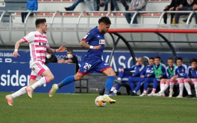Sergio Moreno conduce el balón en el partido ante el Oviedo. Sergio Moreno conduce el balón en el partido ante el Oviedo.