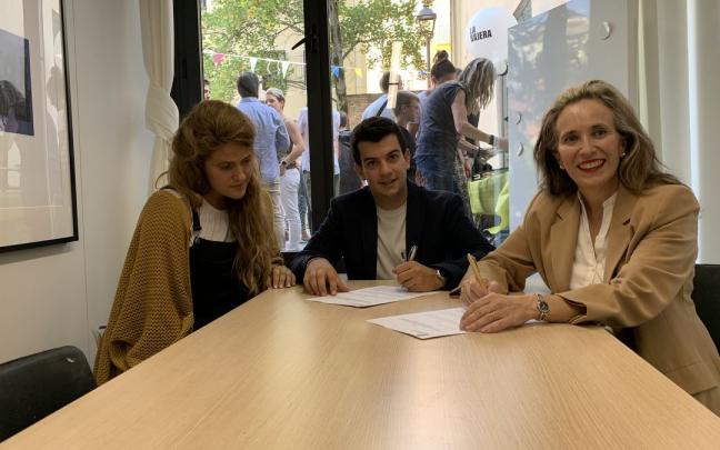 La gerente de AJE Navarra, Adriana Eransus; el presidente de AJE Navarra, Alberto Alonso, y la directora general de Política de Empresa, Proyección Internacional y Trabajo, Izaskun Goñi. La gerente de AJE Navarra, Adriana Eransus; el presidente de AJE Navarra, Alberto Alonso, y la directora general de Política de Empresa, Proyección Internacional y Trabajo, Izaskun Goñi.