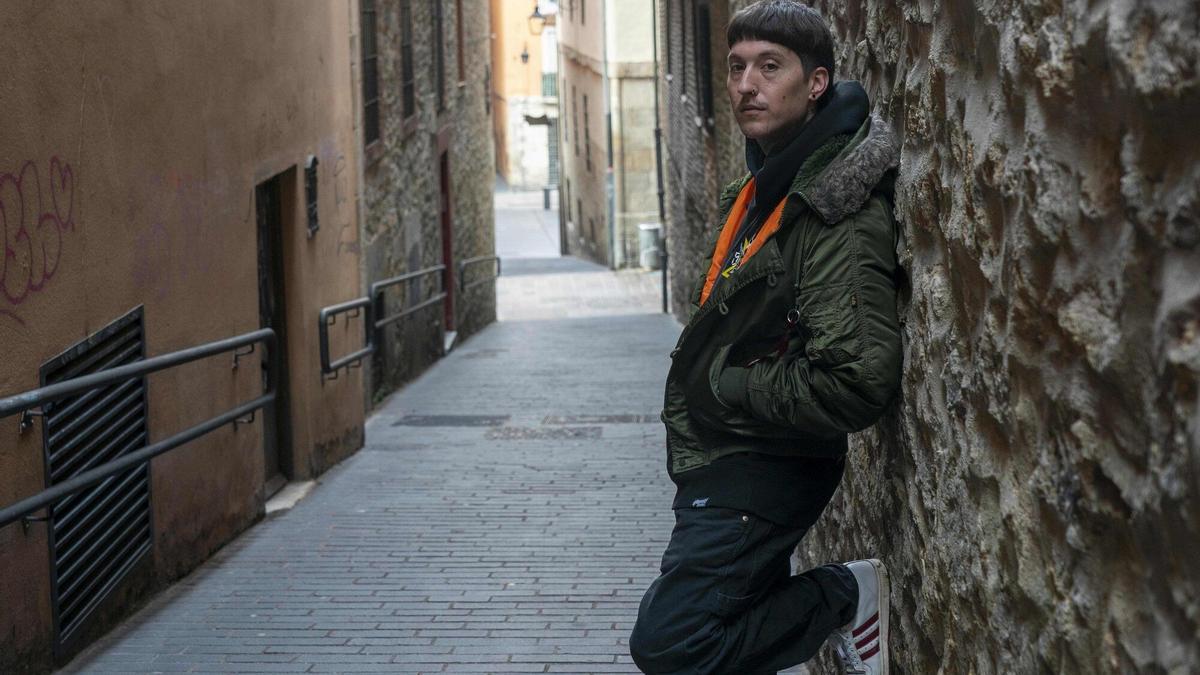 el cantante, guitarrista y compositor gasteiztarra Karel vuelve a retomar el lanzamiento de nuevas composiciones