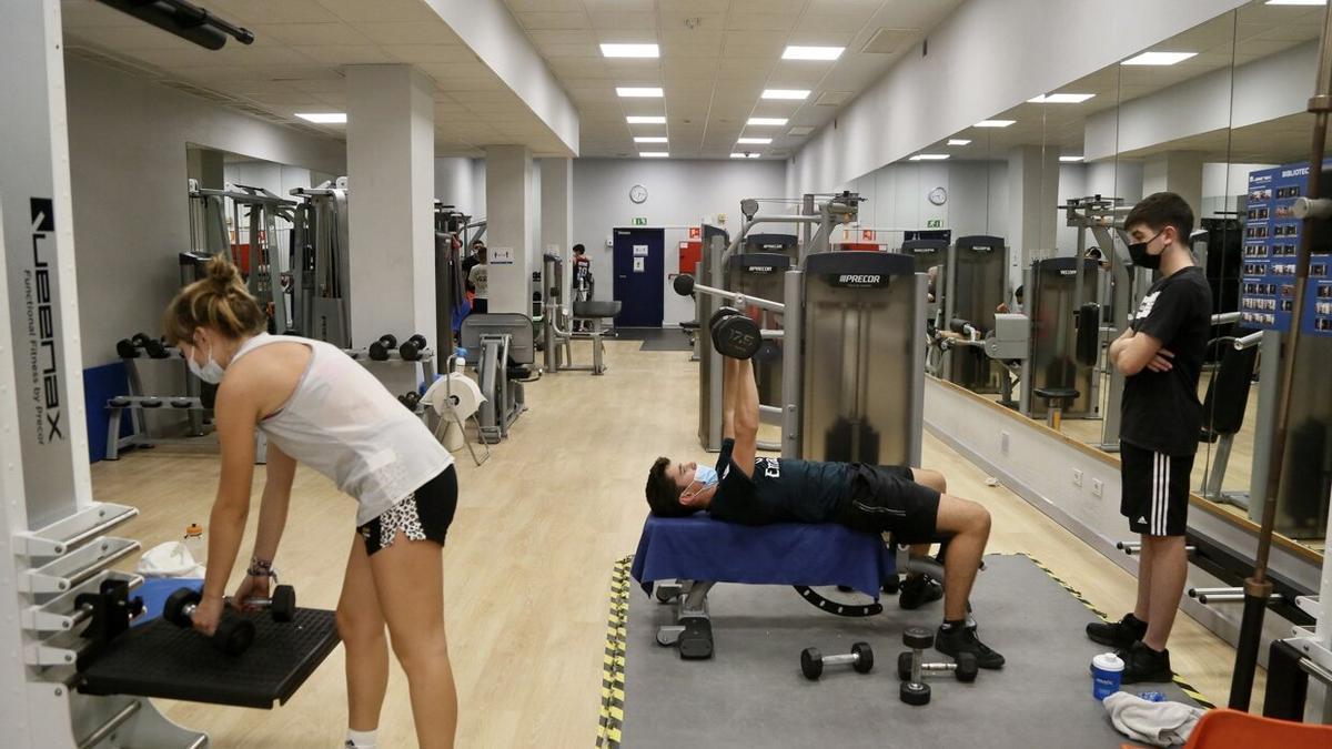 Un grupo de personas en un gimnasio de la red municipal