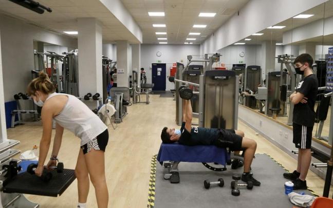 Un grupo de personas en un gimnasio de la red municipal Un grupo de personas en un gimnasio de la red municipal