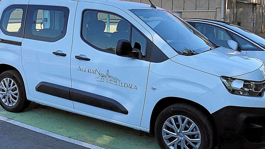 Nuevo automóvil eléctrico adquirido por el Ayuntamiento de la villa.