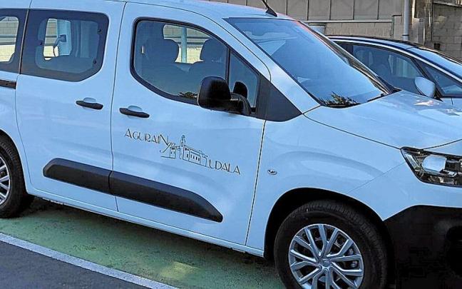 Nuevo automóvil eléctrico adquirido por el Ayuntamiento de la villa. Nuevo automóvil eléctrico adquirido por el Ayuntamiento de la villa.