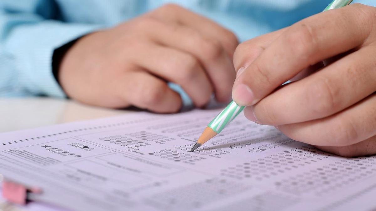 Un joven realiza un examen.