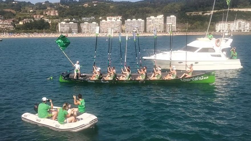 Hondarribia celebra la victoria lograda en sus aguas.