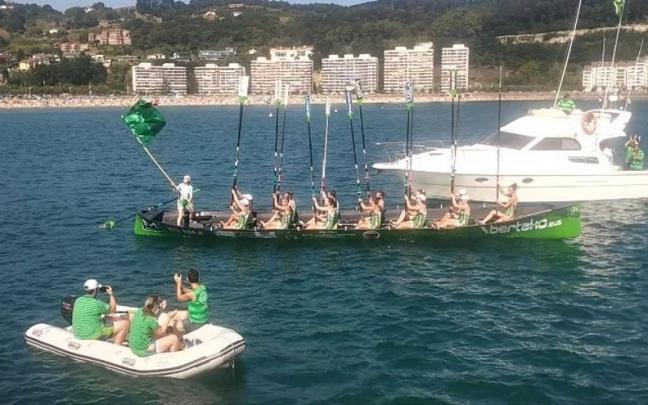 Hondarribia celebra la victoria lograda en sus aguas.