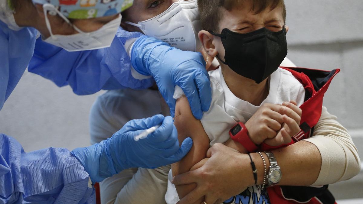 Un niño recibe una dosis de la vacuna contra la covid.