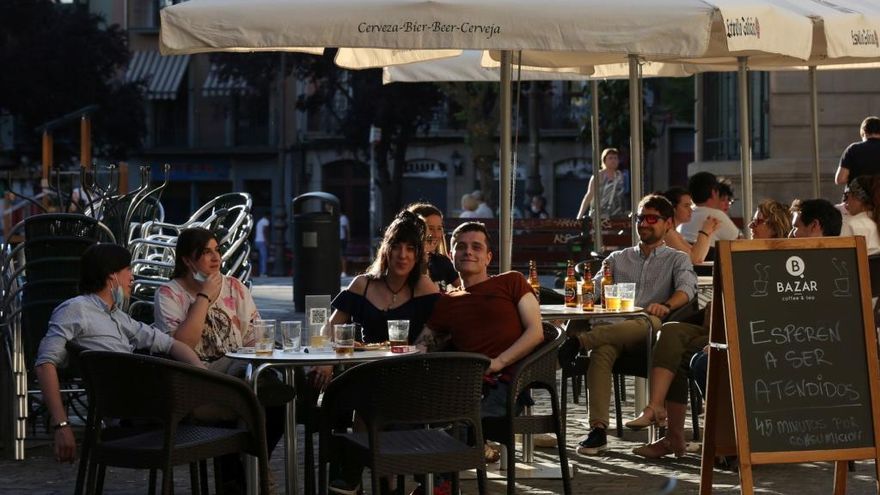 Un grupo de personas disfruta del buen tiempo en la plaza del Consejo.