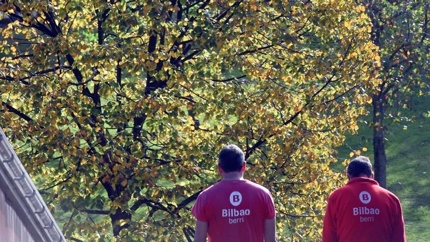 Dos operarios del Ayuntamiento de Bilbao.