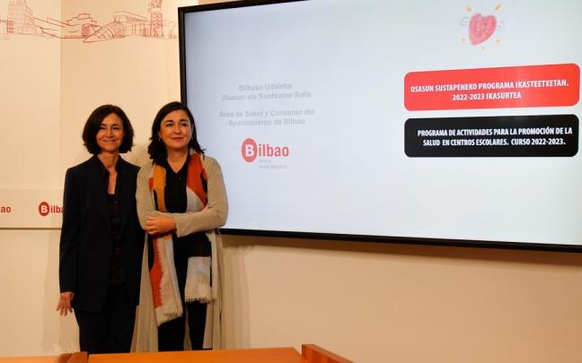 Ana Collía y Yolanda Díaz han presentado el programa para promover la salud en los centros escolares