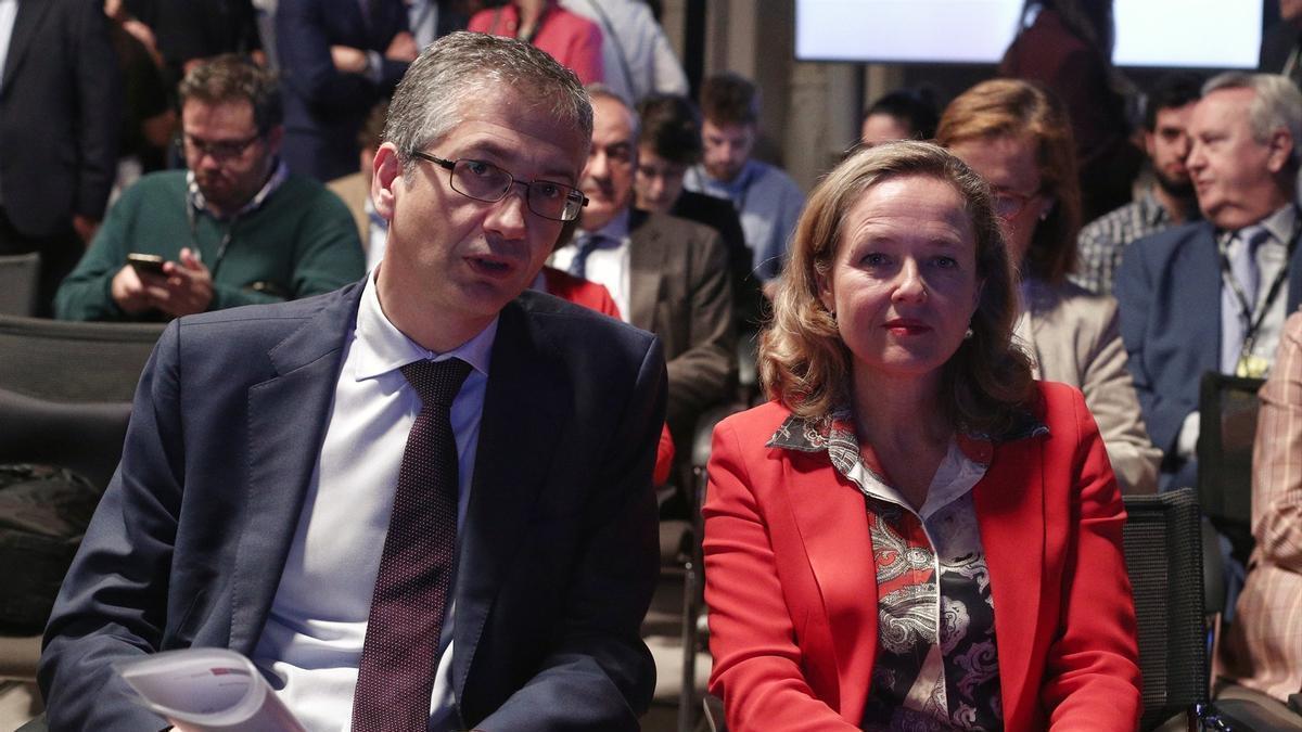 El gobernador del Banco de España, Pablo Hernández de Cos, y la ministra de Economía, Nadia Calviño.