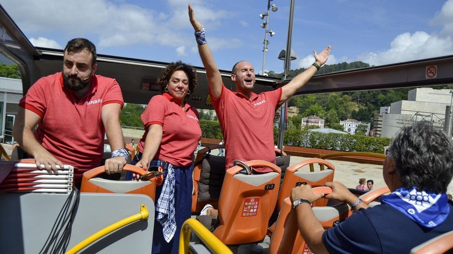 Carcajadas y mucha fiesta en el bus turístico de Bilbao