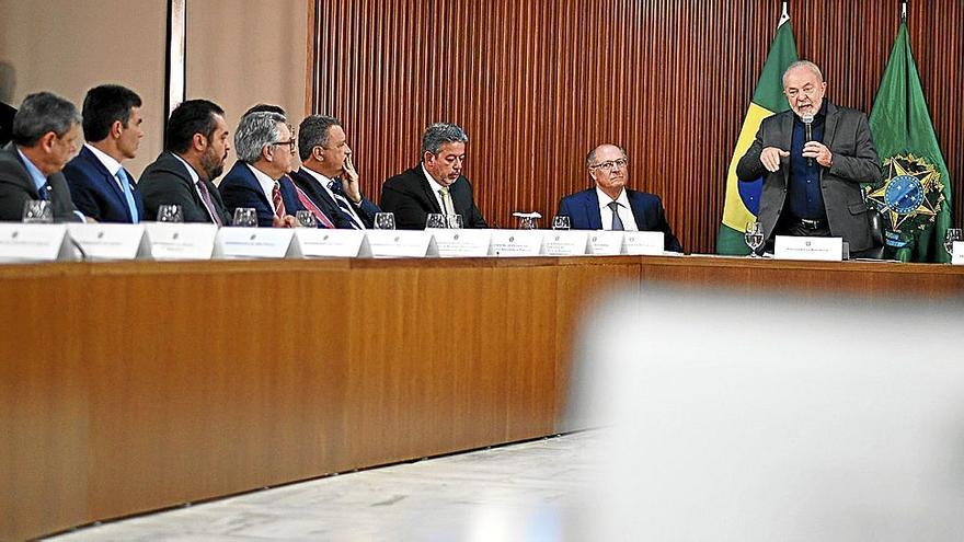 El presidente de Brasil, Lula da Silva (de pie a la derecha), se reunió ayer con gobernadores en el Palacio de Planalto, en Brasilia. | FOTO: EFE