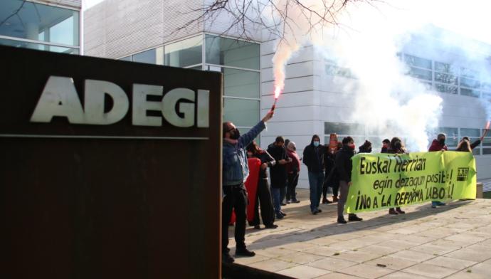 Concentración del sindicato LAB ante la sede de Adegi en Donostia