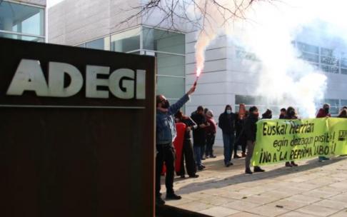 Concentración del sindicato LAB ante la sede de Adegi en Donostia