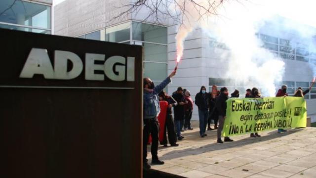 Concentración del sindicato LAB ante la sede de Adegi en Donostia Concentración del sindicato LAB ante la sede de Adegi en Donostia
