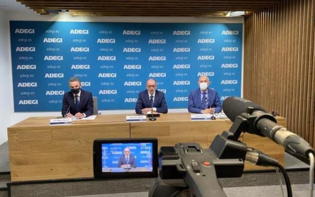 Los responsables de Adegi en una comparecencia pública.