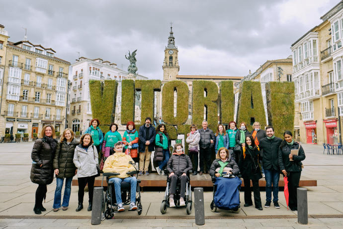 Imagen de varios miembros de la asociación de ELA de Álava en Vitoria