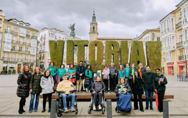 Imagen de varios miembros de la asociación de ELA de Álava en Vitoria
