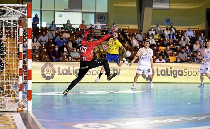 Iñaki Cavero, durante un lance del partido de León.