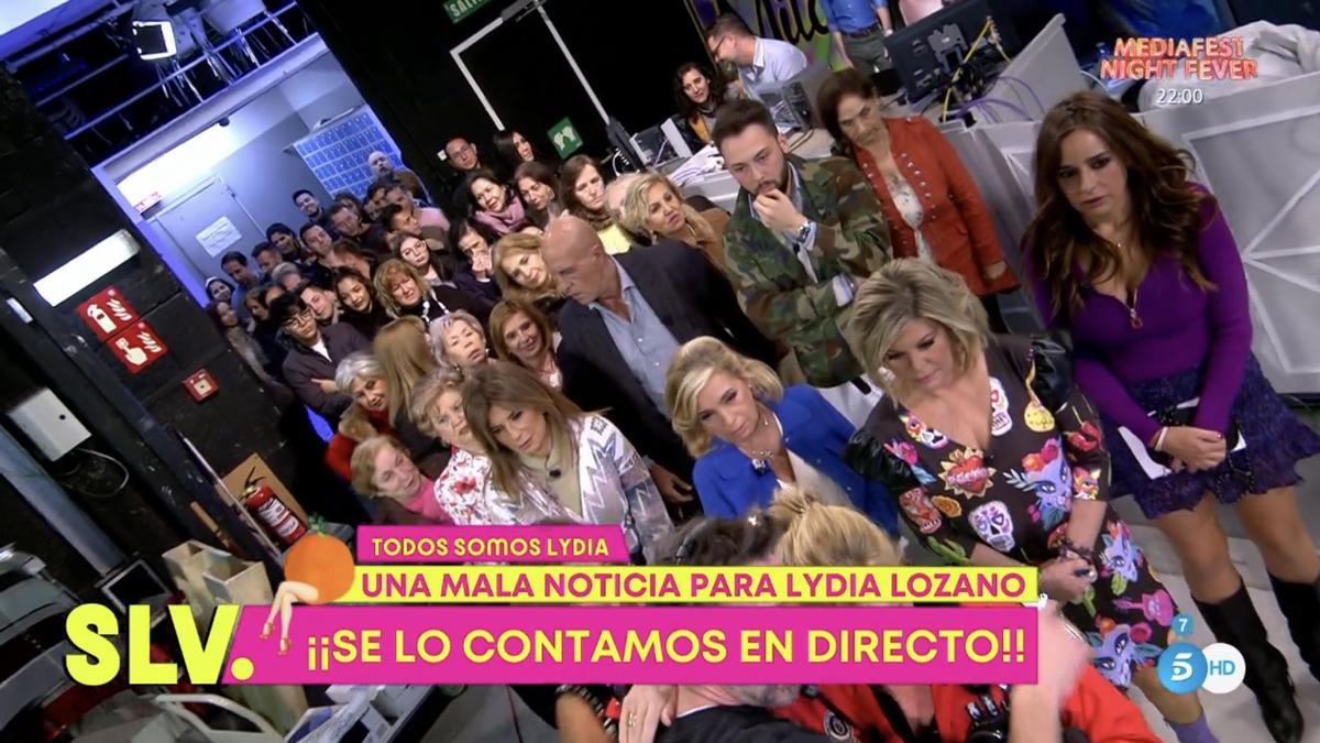Colaboradores y público entrando al plató mientras Lydia Lozano se abraza con David Valldeperas.
