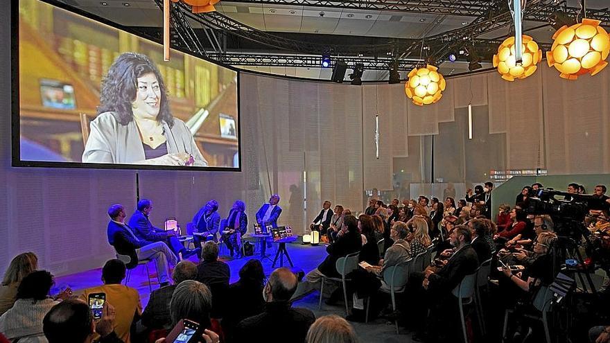 Instante en el que la Feria de Fráncfort homenajeó ayer a la escritora española Almudena Grandes. | FOTO: EFE