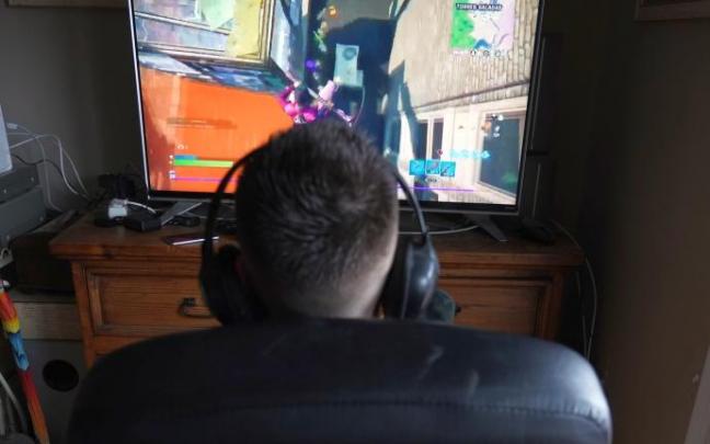 Un joven juega con su videoconsola. Un joven juega con su videoconsola.