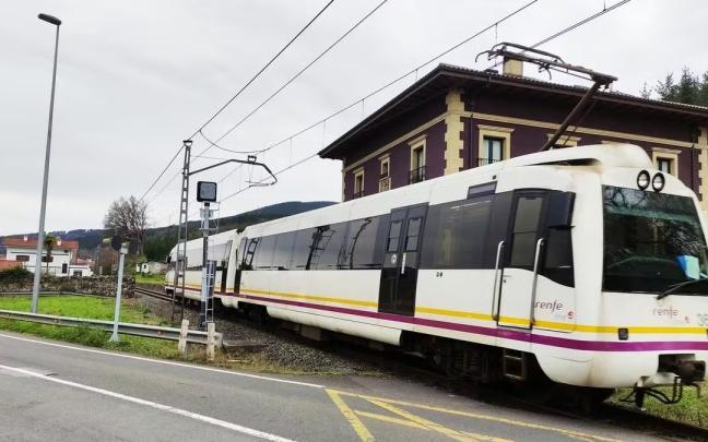 Un tren de la línea entre Bilbao y Balmaseda. E. CASTRESANA. Deia. Un tren de la línea entre Bilbao y Balmaseda. E. CASTRESANA. Deia.