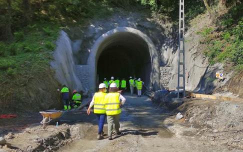 El delegado del Gobierno, Denis Itxaso, y el director de Conservación y Mantenimiento de Adif, Ángel Contreras, ayer lunes en Zalla.