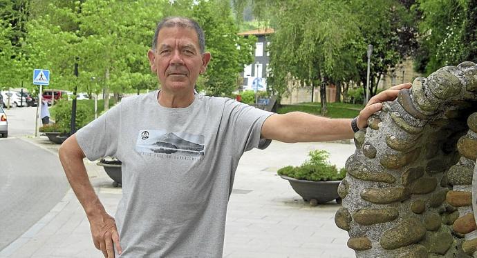 Fernando Salegi, en la calle Ipeñarrieta de Urretxu.