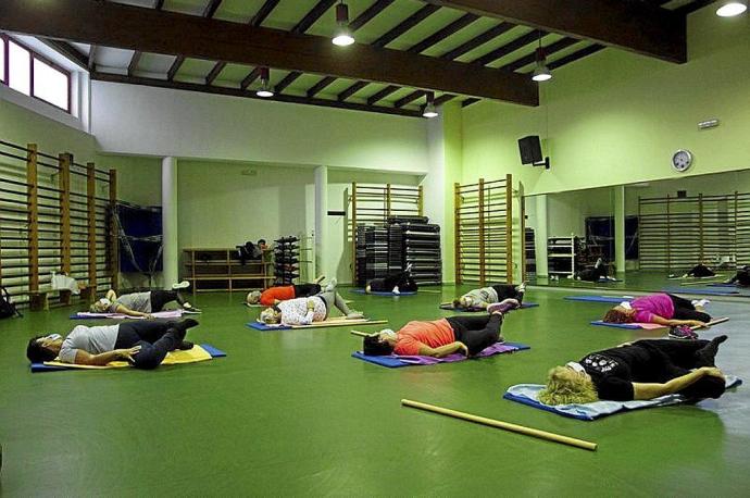 Mayores en un curso de actividad física, ajenos a la noticia. Foto: J. M.