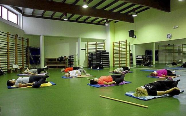 Mayores en un curso de actividad física, ajenos a la noticia. Foto: J. M.