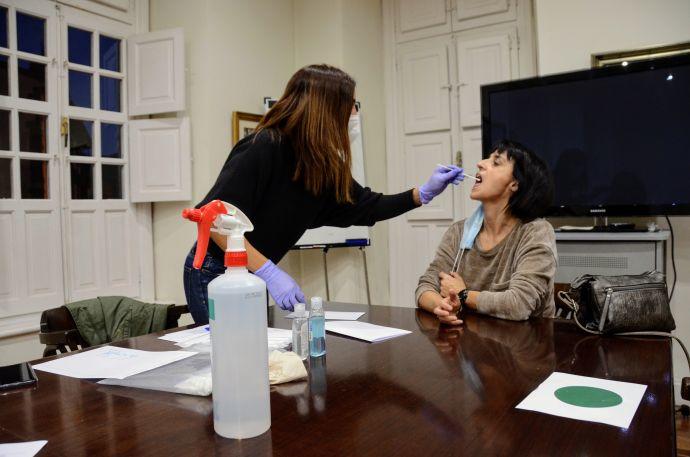 Maitane Tirapu, colaboradora de la Universidad Complutense, tomando una muestra de ADN.