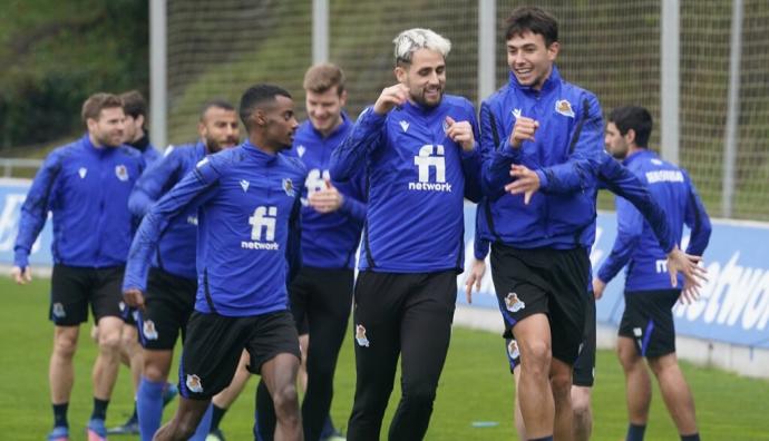 Januzaj, con Zubimendi durante el entrenamiento de este viernes.