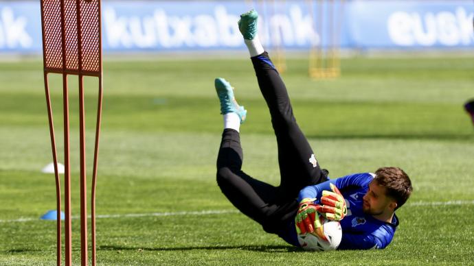 Januzaj se lanza al césped para atrapar un balón ejerciendo de portero, durante el entrenamiento de este lunes en Zubieta.