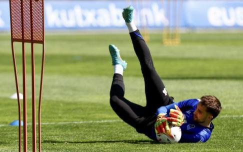Januzaj se lanza al césped para atrapar un balón ejerciendo de portero, durante el entrenamiento de este lunes en Zubieta.