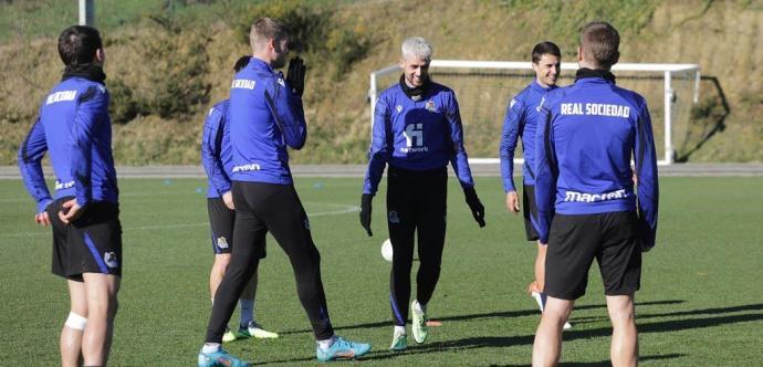 Adnan Januzaj, junto a otros compañeros durante un entrenamiento en Zubieta.