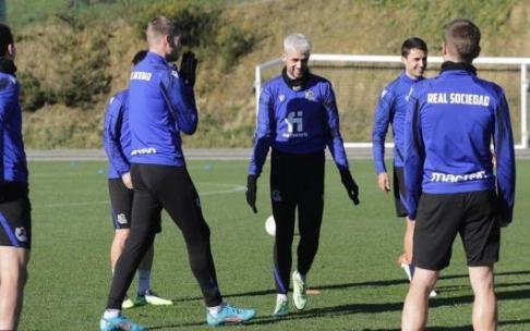 Adnan Januzaj, junto a otros compañeros durante un entrenamiento en Zubieta.
