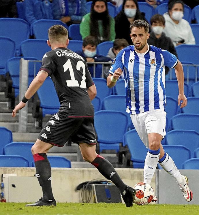 Januzaj conduce el balón ante Caio Henrique, en una acción del partido disputado ayer en Anoeta.