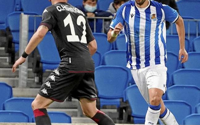 Januzaj conduce el balón ante Caio Henrique, en una acción del partido disputado ayer en Anoeta.