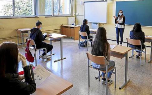 Varios adolescentes siguen la clase con mascarilla