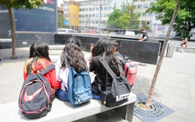 Varios escolares en el tramo de edad entre 12 y 16 años apuraban estos días las últimas clases. Varios escolares en el tramo de edad entre 12 y 16 años apuraban estos días las últimas clases.