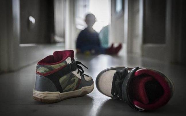 Las adopciones internacionales han caído un 96% en Euskadi en los últimos 10 años.