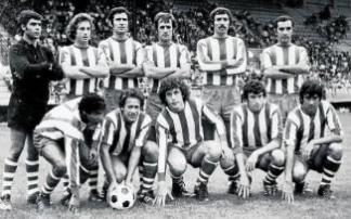 30 de agosto de 1975. Homenaje a Tella y Quintana. Mendizorroza. Deportivo Alavés-Sporting de Portugal (3-0). De pie (izda. a dcha.): ‘Rodri’, Español, Pascual, Catalán, Bea y Aranbarri. Agachados: (izda. a dcha.): Ortigosa, Adorno, Valdano, Sánchez Martí 30 de agosto de 1975. Homenaje a Tella y Quintana. Mendizorroza. Deportivo Alavés-Sporting de Portugal (3-0). De pie (izda. a dcha.): ‘Rodri’, Español, Pascual, Catalán, Bea y Aranbarri. Agachados: (izda. a dcha.): Ortigosa, Adorno, Valdano, Sánchez Martí